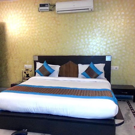 Hotel Ananda 德里 外观 照片