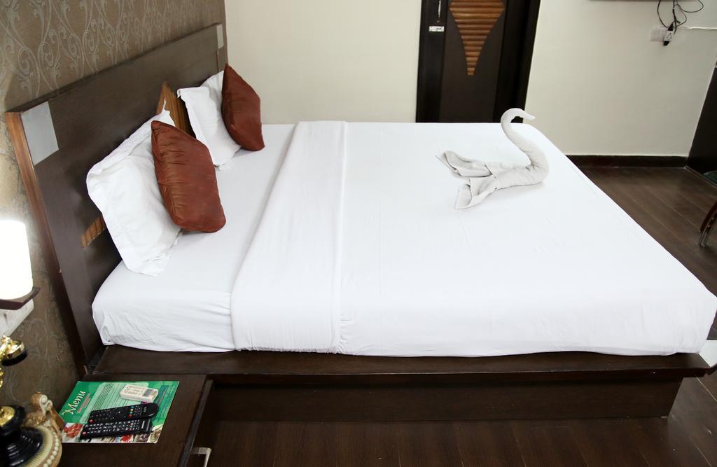 Hotel Ananda 德里 客房 照片