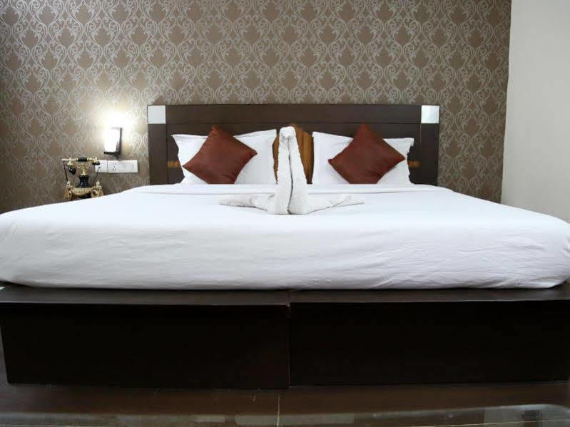 Hotel Ananda 德里 外观 照片